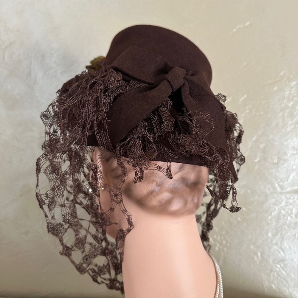 MESMERIZING 1940's BROWN FELT HAT. AMAZING FULL VEIL + YELLOW/BROWN/RED FEATHERS - Picture 7 of 14